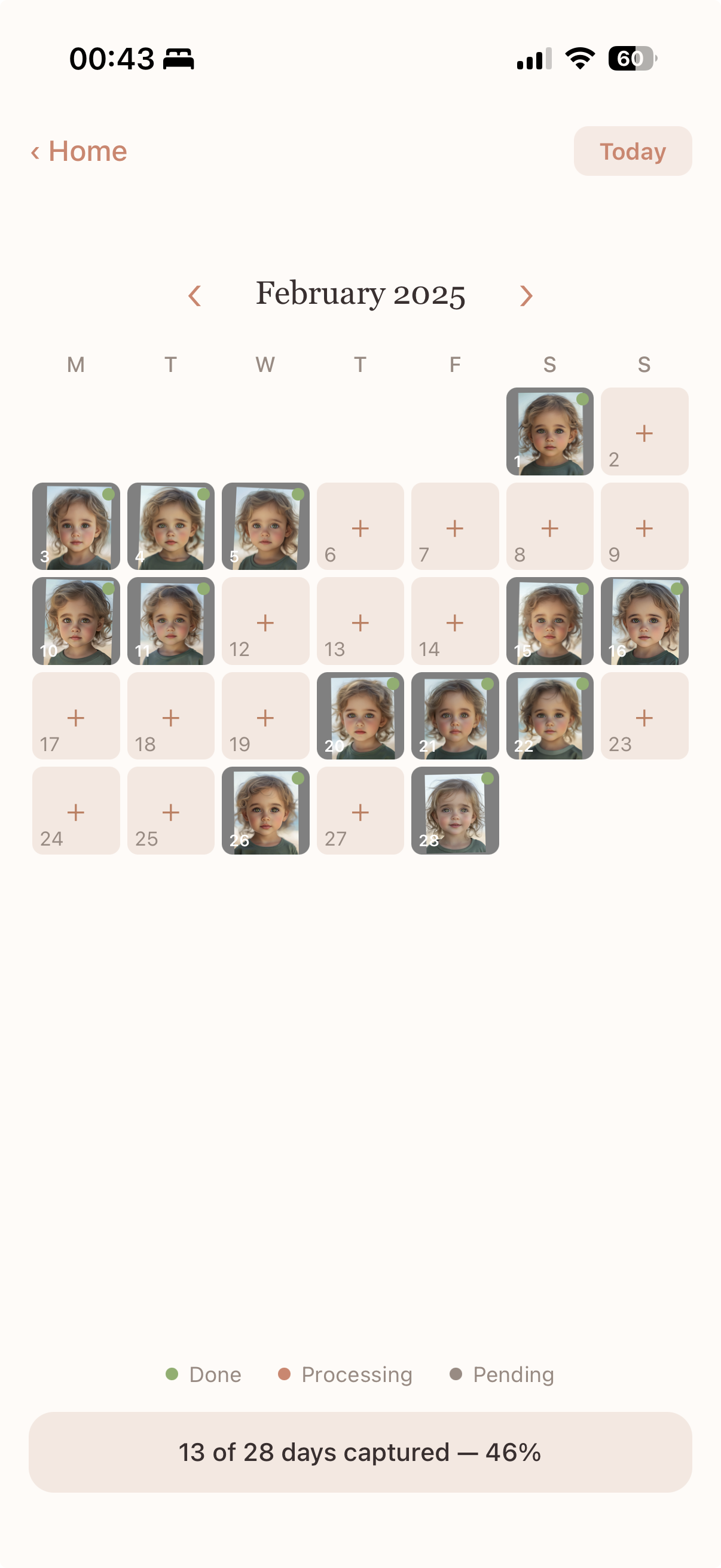 Monthly calendar with photo thumbnails and progress tracking